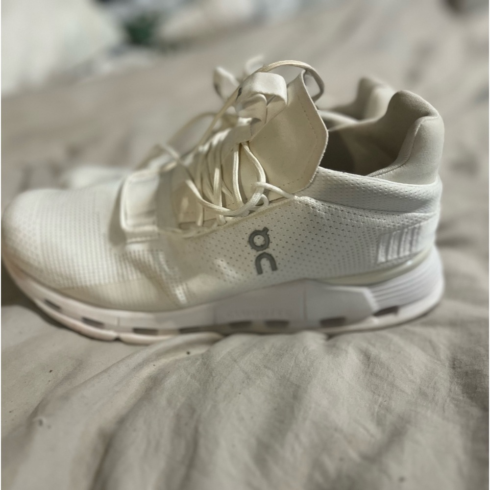 Women’s size 8 On cloud Cloud Nova